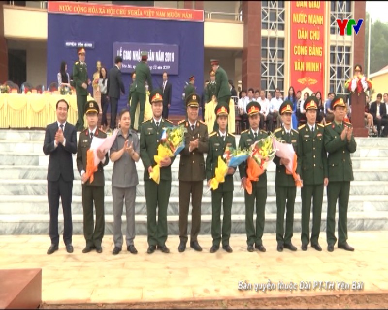 Đồng chí Phó Bí thư Thường trực Tỉnh ủy Dương Văn Thống dự Lễ giao nhận quân tại huyện Yên Bình