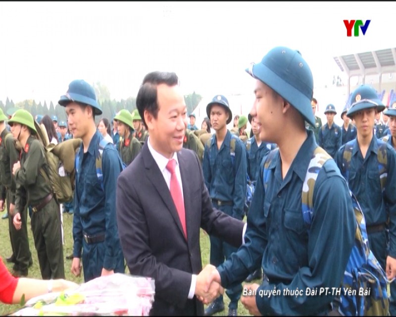 Đồng chí Chủ tịch UBND tỉnh Đỗ Đức Duy dự Lễ tiễn 61 tân binh của thành phố Yên Bái lên đường nhập ngũ