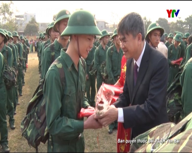 Đồng chí Phó Chủ tịch UBND tỉnh Nguyễn Chiến Thắng dự Lễ giao nhận quân tại huyện Văn Chấn