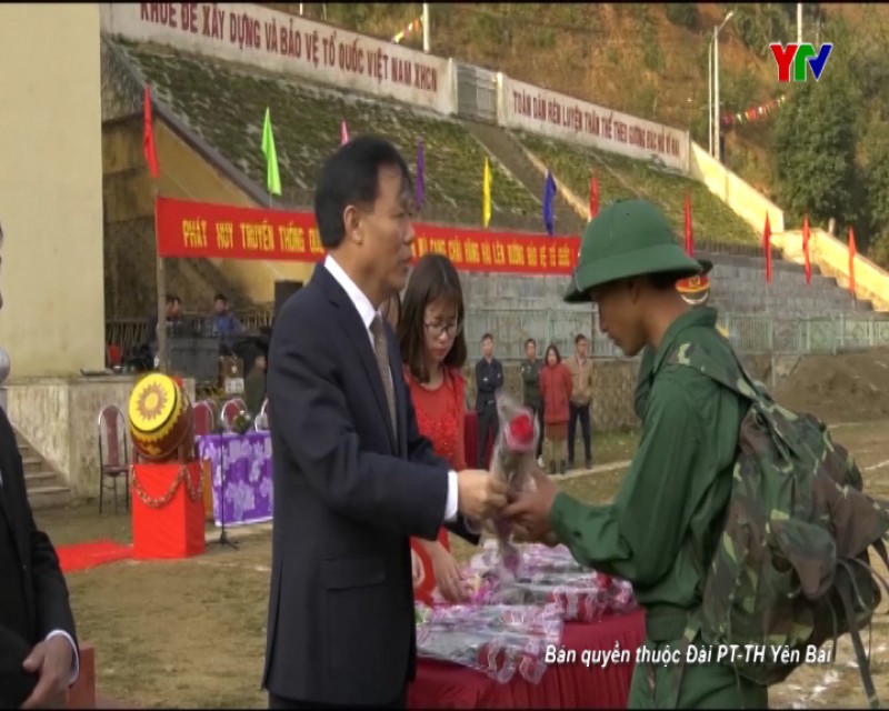 Đồng chí Phó Chủ tịch UBND tỉnh Nguyễn Văn Khánh dự Lễ giao nhận quân tại huyện Mù Cang Chải