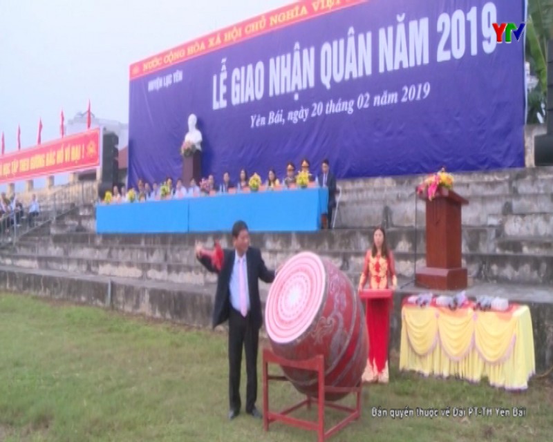 Đồng chí Phó Chủ tịch Thường trực UBND tỉnh Tạ Văn Long dự Lễ giao nhận quân tại huyện Lục Yên