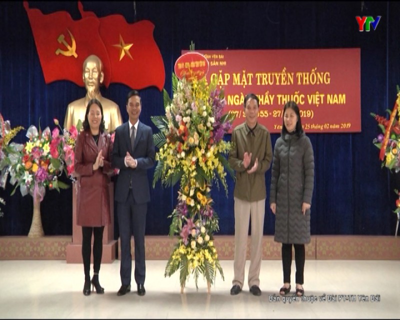 Đồng chí Phó Chủ tịch UBND tỉnh Dương Văn Tiến chúc mừng Ngày thầy thuốc Việt Nam tại Bệnh viện Y học cổ truyền và Bệnh viện Sản - Nhi tỉnh