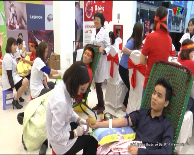 Trên 100 cán bộ, nhân viên Trung tâm thương mại Vincom Plaza Yên Bái tham gia hiến máu tình nguyện