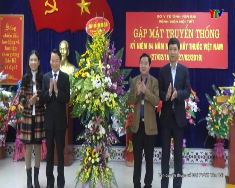 Đồng chí Chủ tịch UBND tỉnh Đỗ Đức Duy chúc mừng Bệnh viện Nội tiết nhân Ngày Thầy thuốc Việt Nam