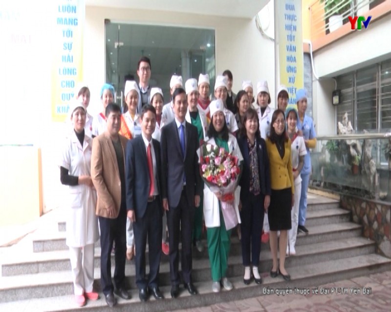 Các đồng chí lãnh đạo tỉnh chúc mừng Phòng khám Đa khoa Việt Tràng An