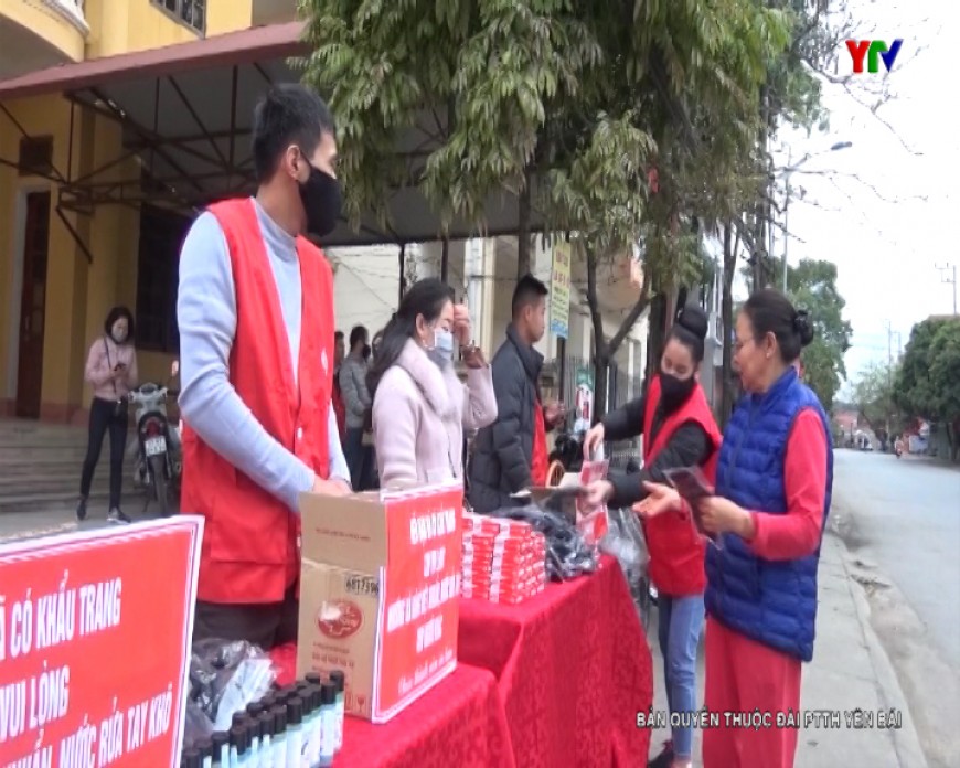 Hội Chữ thập đỏ thị xã Nghĩa Lộ tuyên truyền phòng, chống dịch bệnh COVID-19.