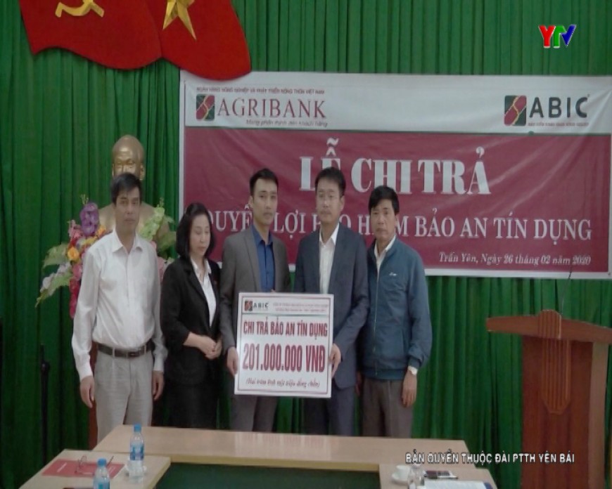 Công ty Bảo hiểm Ngân hàng nông nghiệp chi trả quyền lợi bảo hiểm cho khách hàng tại huyện Trấn Yên