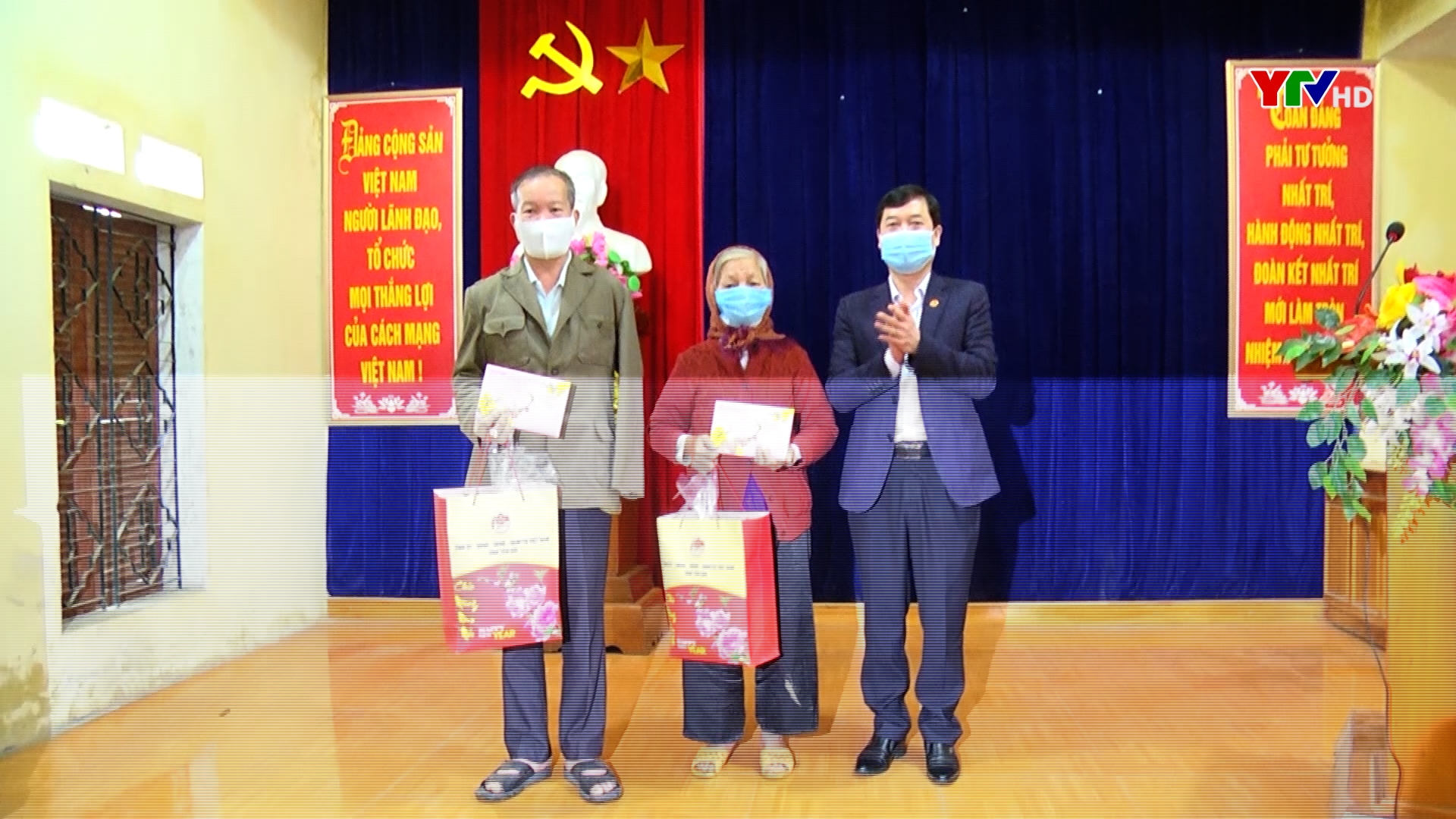 Đồng chí Nguyễn Minh Tuấn - Trưởng Ban Tuyên giáo Tỉnh ủy tặng quà Tết tại huyện Văn Yên