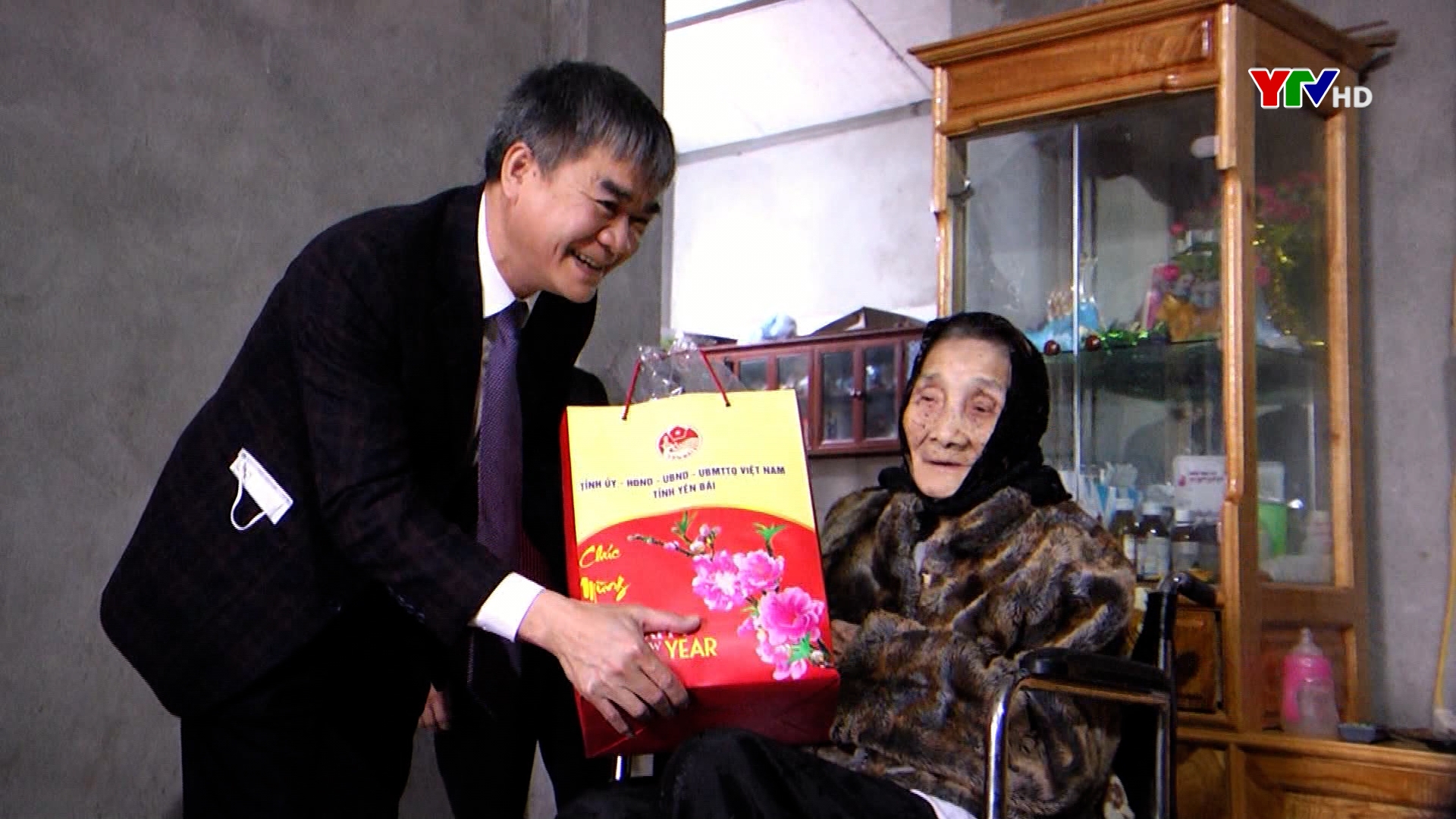 Đồng chí Chu Đình Ngữ - Trưởng Ban Tổ chức Tỉnh ủy tặng quà Tết  tại huyện Văn Yên