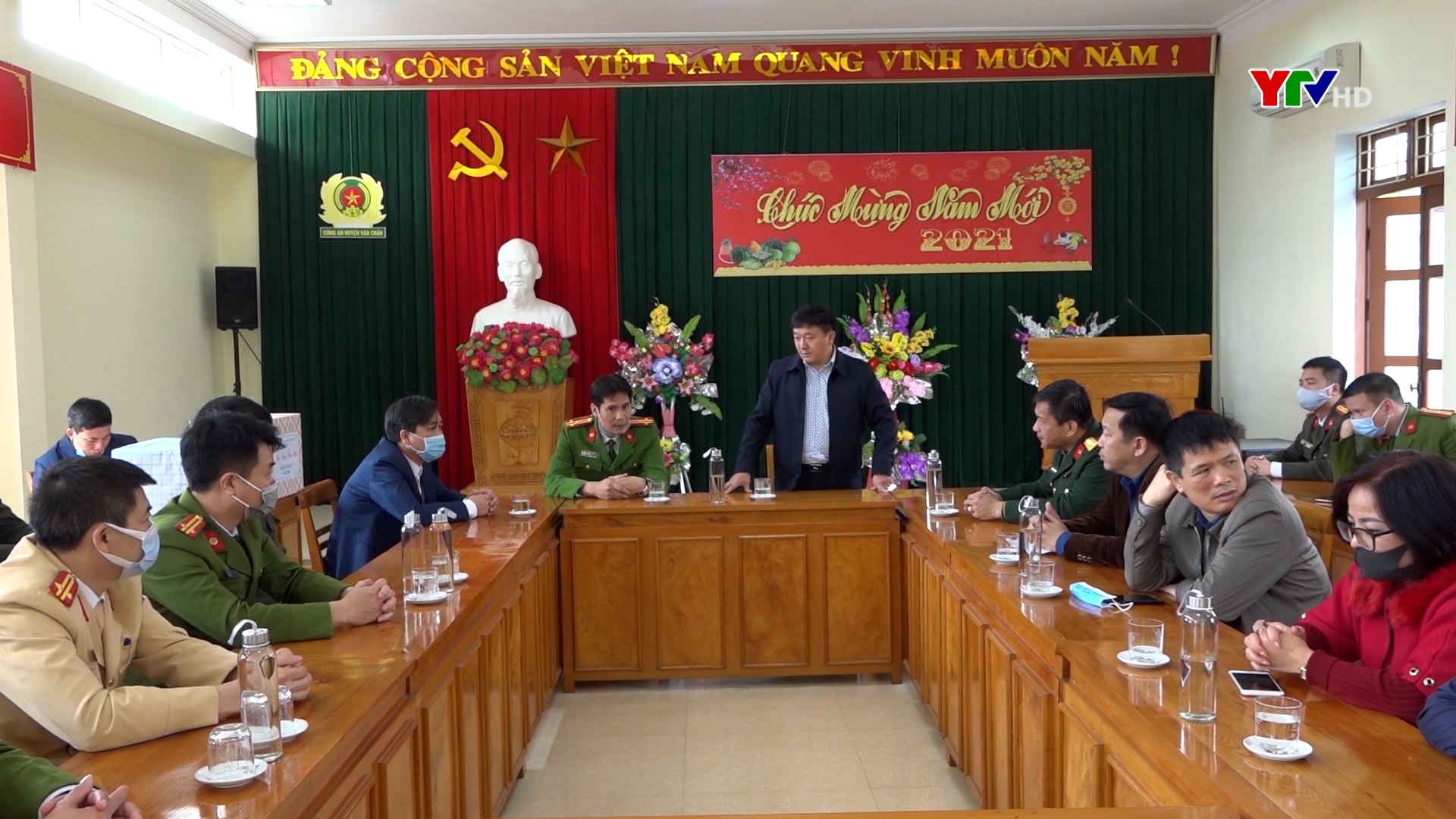 Đồng chí Giàng A Tông - Chủ tịch UB MTTQ tỉnh tặng quà tại xã Đồng Khê, huyện Văn Chấn.