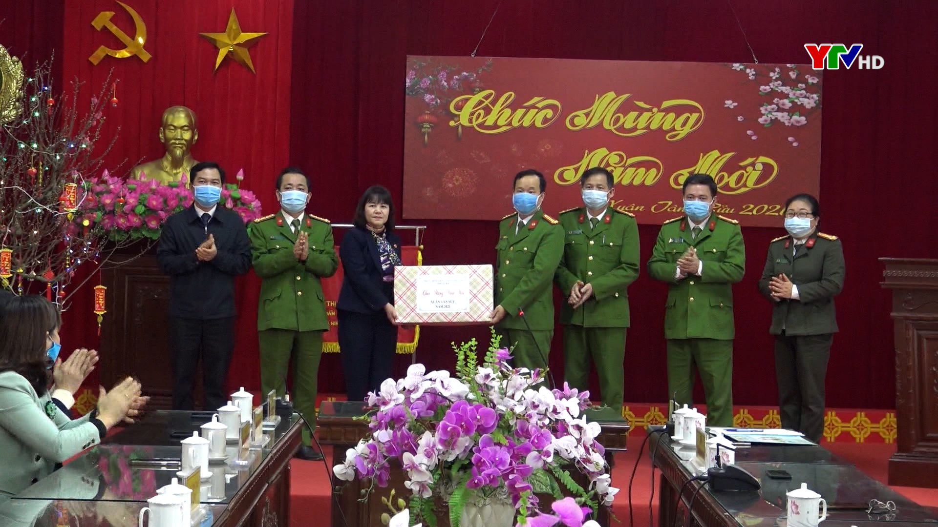 Đồng chí Phó Chủ tịch HĐND tỉnh Hoàng Thị Thanh Bình chúc Tết tại thị xã Nghĩa Lộ