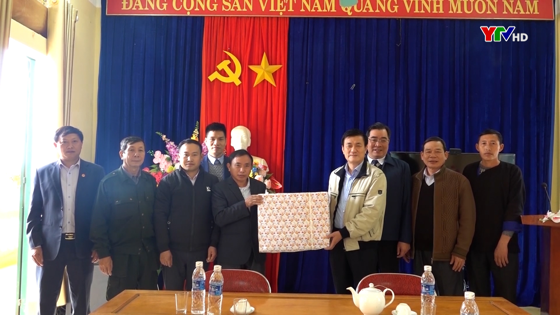 Đồng chí Nguyễn Chiến Thắng – Phó Chủ tịch UBND tỉnh tặng quà Tết tại huyện Mù Cang Chải