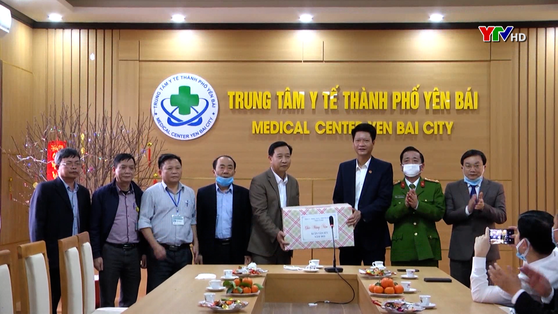 Đồng chí Nguyễn Thế Phước - PCT Thường trực UBND tỉnh động viên 1 số đơn vị làm nhiệm vụ trực Tết và tặng quà tại thành phố Yên Bái