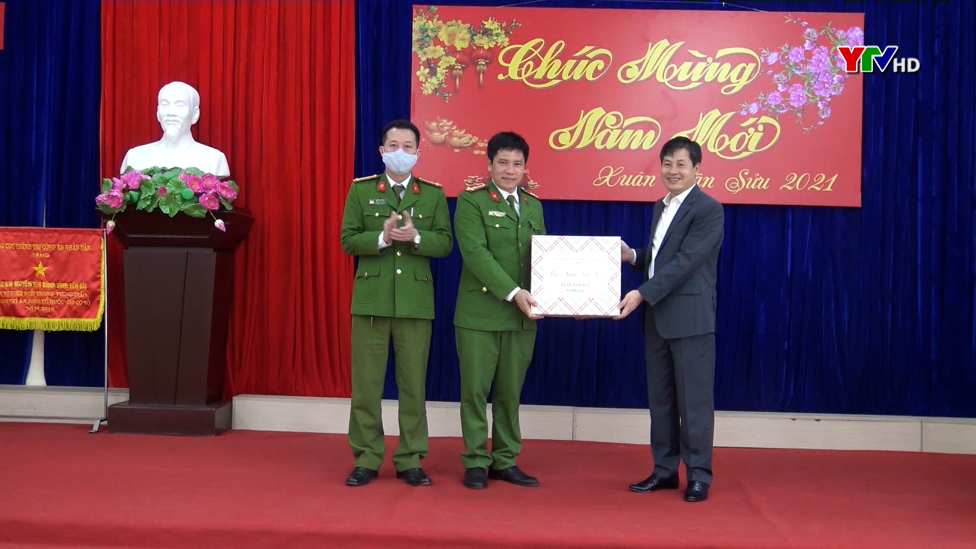 Đồng chí Phó Chủ tịch UBND tỉnh Ngô Hạnh Phúc tặng quà Tết tại huyện Yên Bình