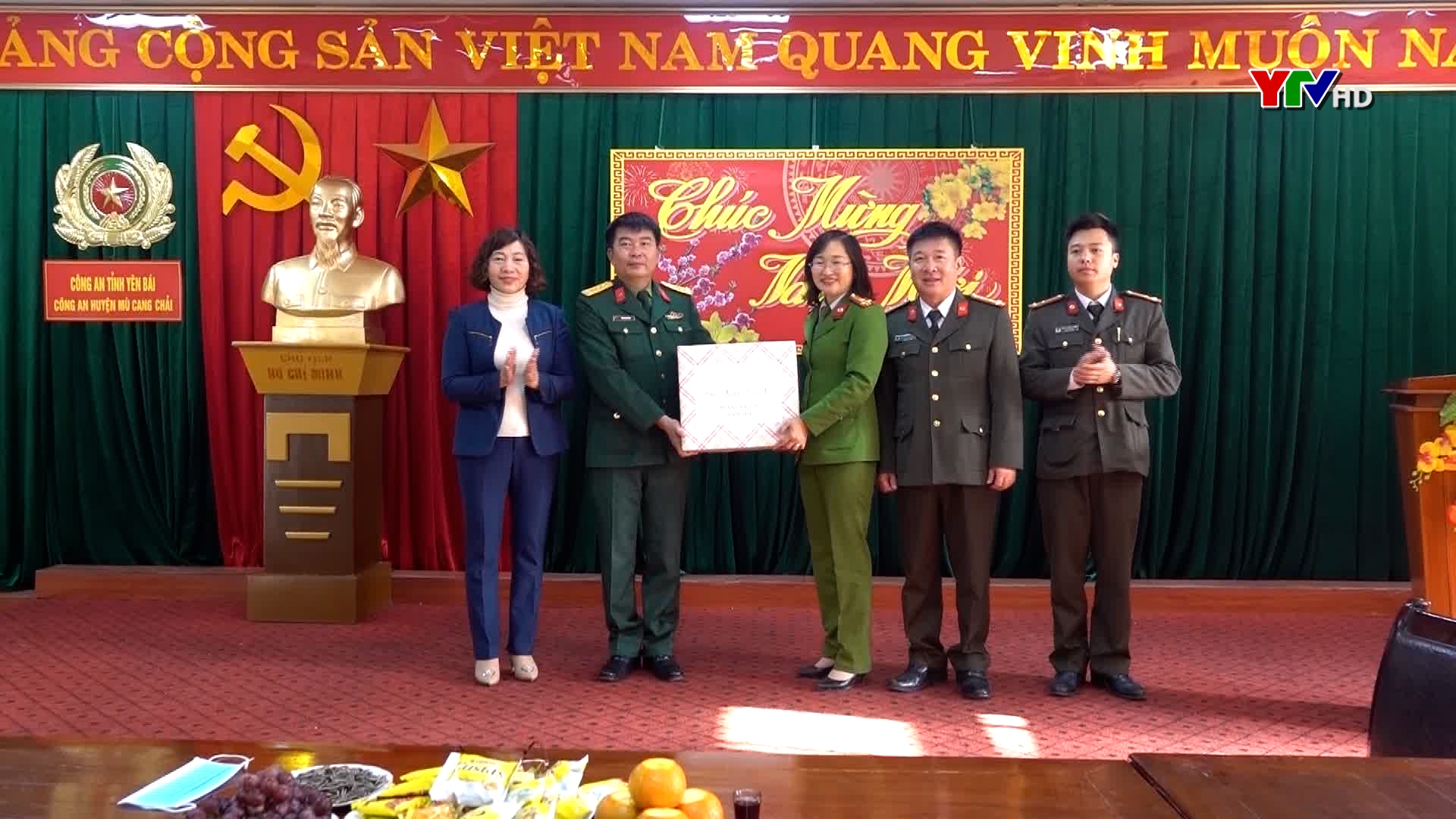 Đại tá Trần Công Ứng - Chỉ huy trưởng Bộ CHQS tỉnh tặng quà Tết tại huyện Mù Cang Chải