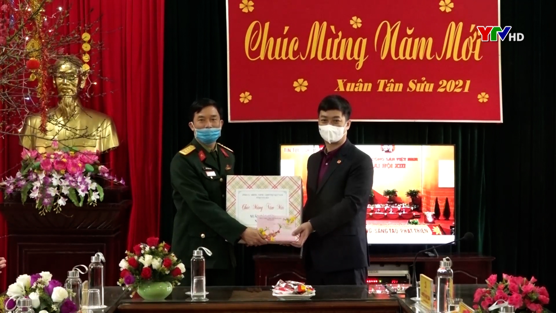 Đồng chí Nguyễn Minh Toàn - Chủ nhiệm Ủy ban Kiểm tra Tỉnh ủy tặng quà Tết tại thị xã Nghĩa Lộ.