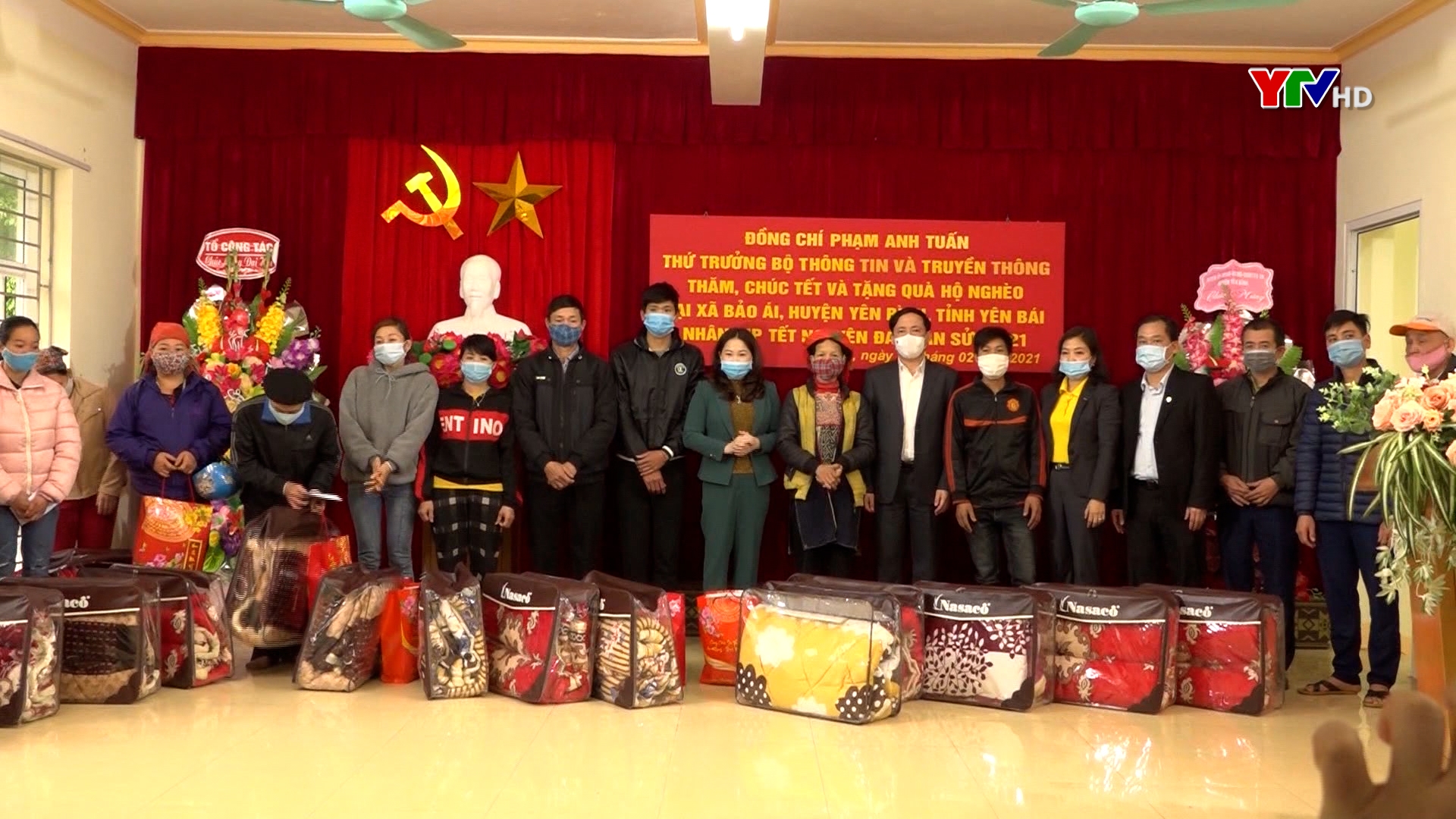 Đoàn công tác của Bộ TT&TT tặng quà Tết tại huyện Yên Bình và làm việc với Sở TT&TT Yên Bái