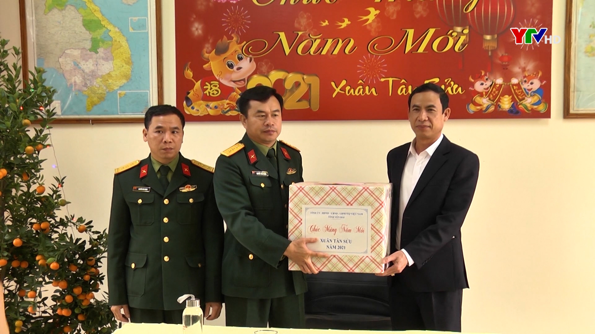 Đồng chí Lương Văn Thức - Trưởng Ban Nội chính Tỉnh ủy tặng quà Tết tại huyện Lục Yên