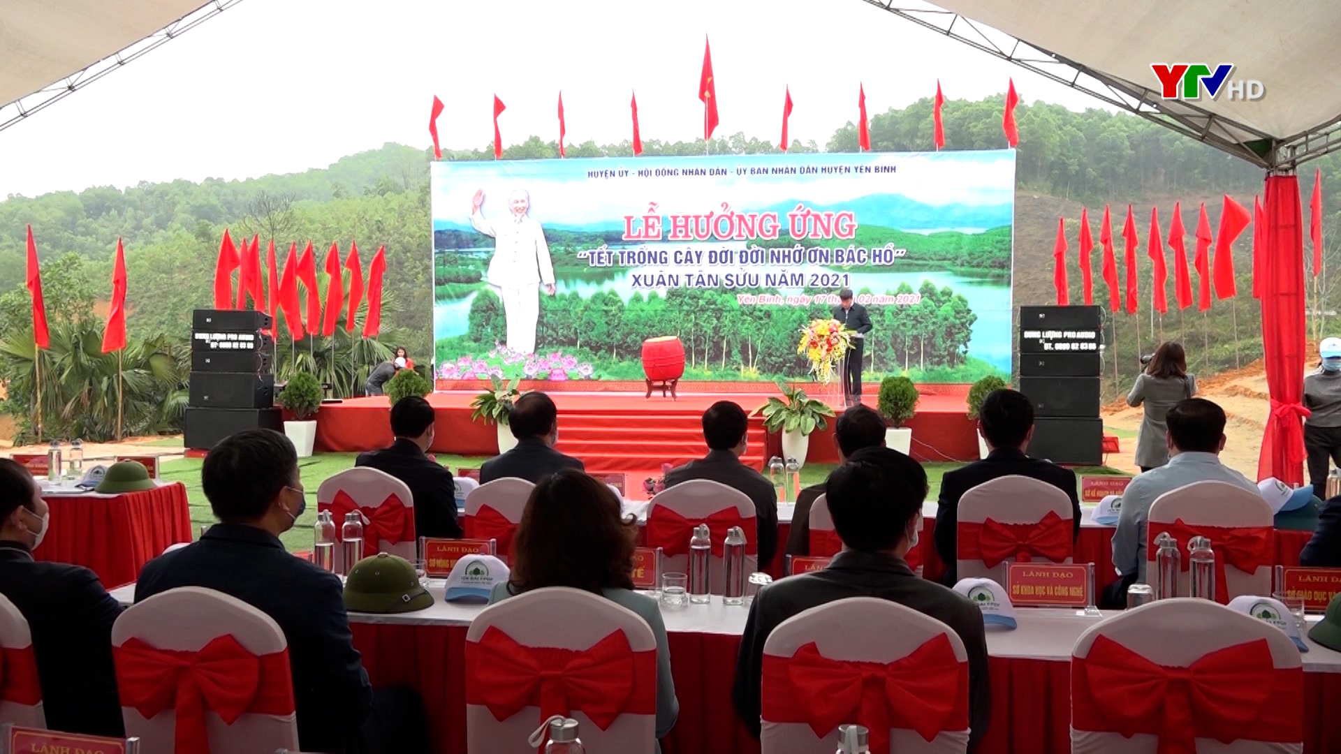 Các đồng chí lãnh đạo tỉnh dự Lễ phát động hưởng ứng "Tết trồng cây đời đời nhớ ơn Bác Hồ” tại huyện Yên Bình.