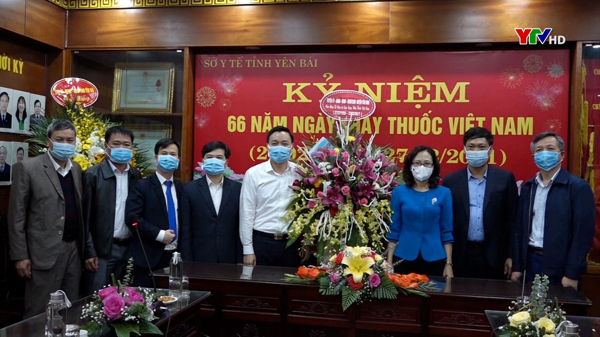 Lãnh đạo huyện Yên Bình và Trấn Yên chúc mừng đội ngũ cán bộ, y bác sỹ, nhân viên ngành Y tế