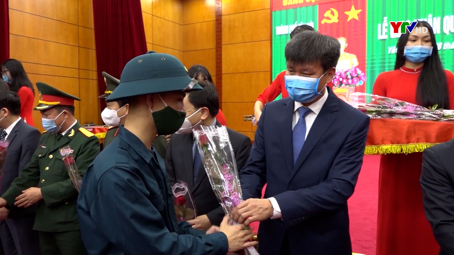 Đồng chí Chủ tịch UBND tỉnh Trần Huy Tuấn dự Lễ giao, nhận quân tại thành phố Yên Bái