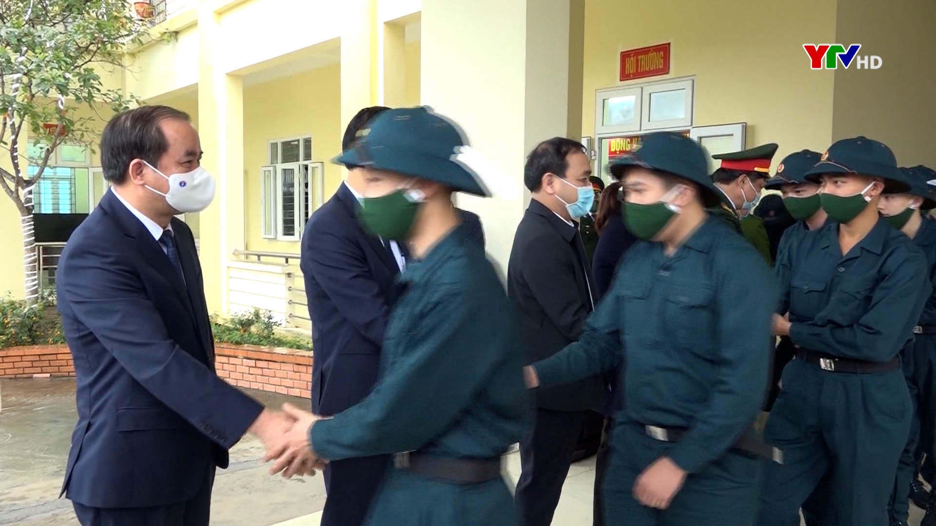 Đồng chí Tạ Văn Long - Phó Bí thư Thường trực Tỉnh ủy động viên 157 tân binh huyện Trấn Yên lên đường nhập ngũ