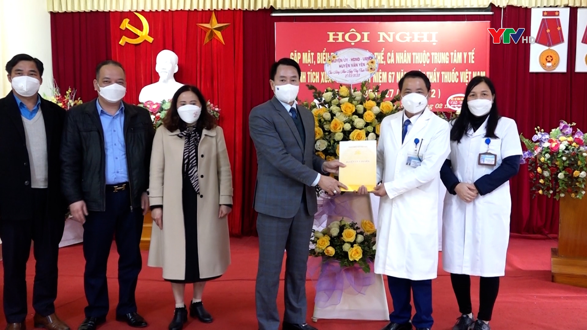 Lãnh đạo huyện Văn Yên thăm, động viên đội ngũ y, bác sỹ tuyến cơ sở