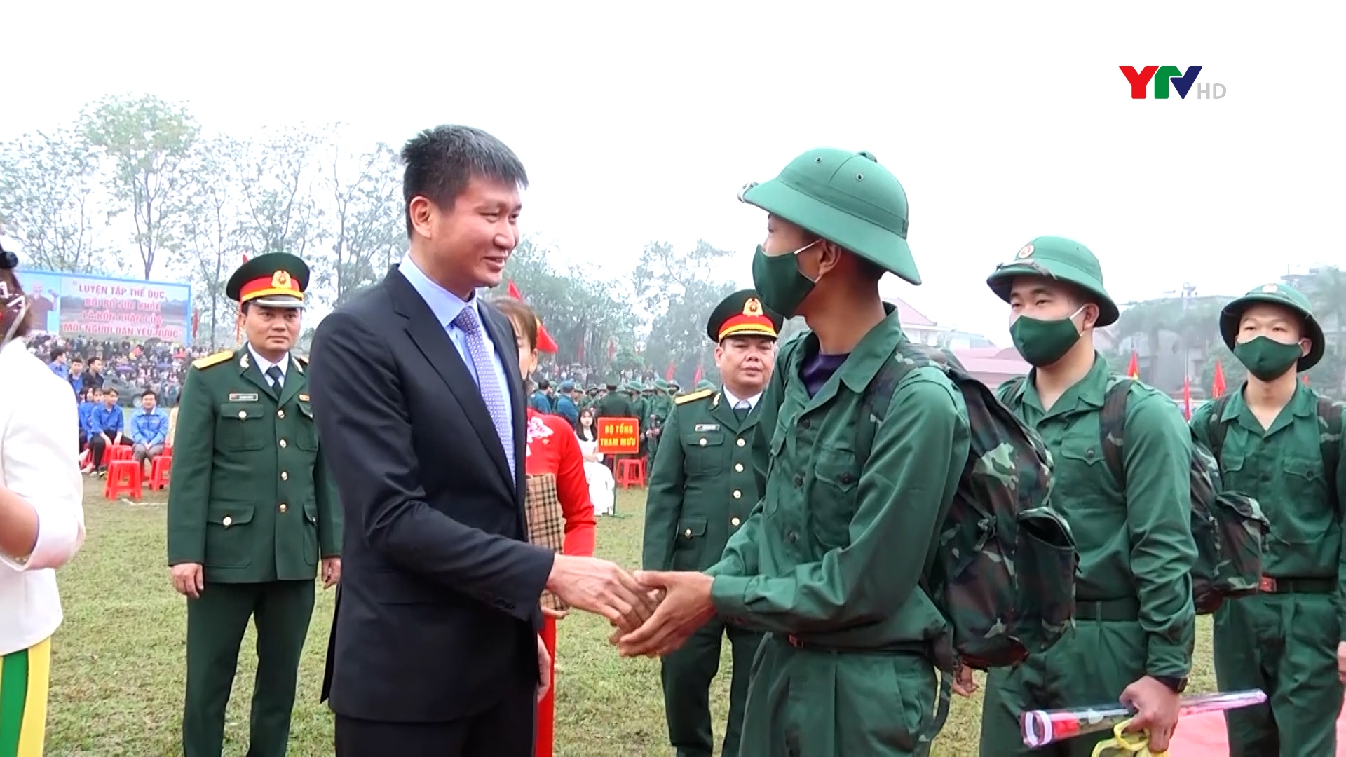 Đồng chí Chủ tịch UBND tỉnh Trần Huy Tuấn dự Lễ giao nhận quân năm 2023 tại huyện Văn Yên
