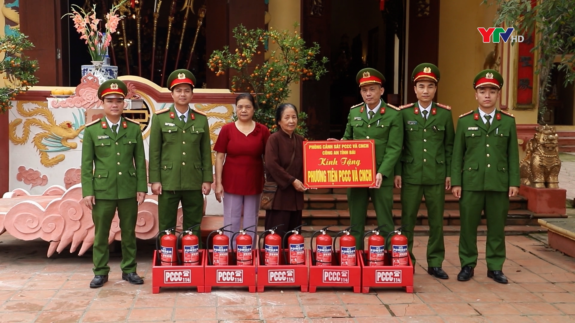 Công an tỉnh Yên Bái tặng phương tiện chữa cháy cho một số đền, chùa trên địa bàn TP Yên Bái