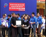 Đoàn khối cơ quan tỉnh tặng quà tại xã Khao Mang huyện Mù Cang Chải