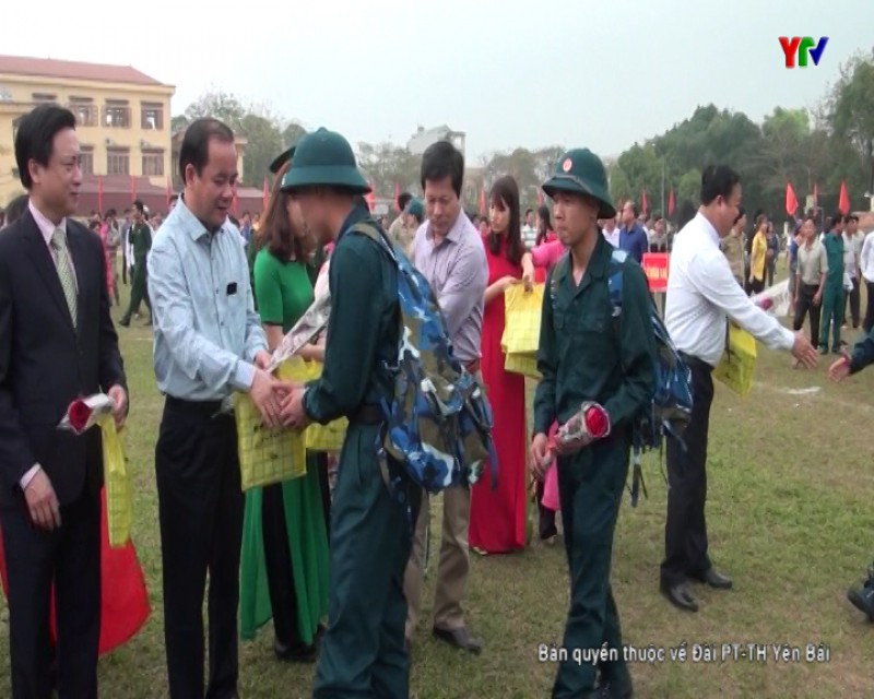 Đ/c Phó Chủ tịch thường trực UBND tỉnh Tạ Văn Long dự Lễ giao quân tại huyện Văn Yên