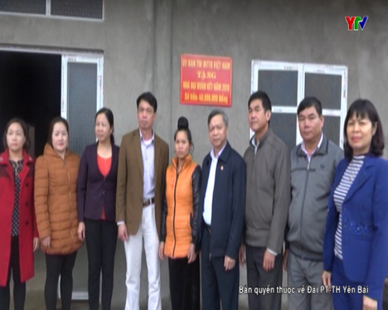 Đoàn công tác Ủy ban MTTQ tỉnh bàn giao nhà cho các hộ dân huyện Trạm Tấu