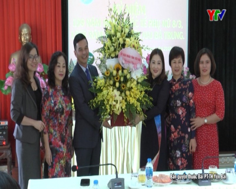 Đồng chí Phó Chủ tịch UBND tỉnh Dương Văn Tiến chúc mừng cán bộ, hội viên Hội LHPN tỉnh