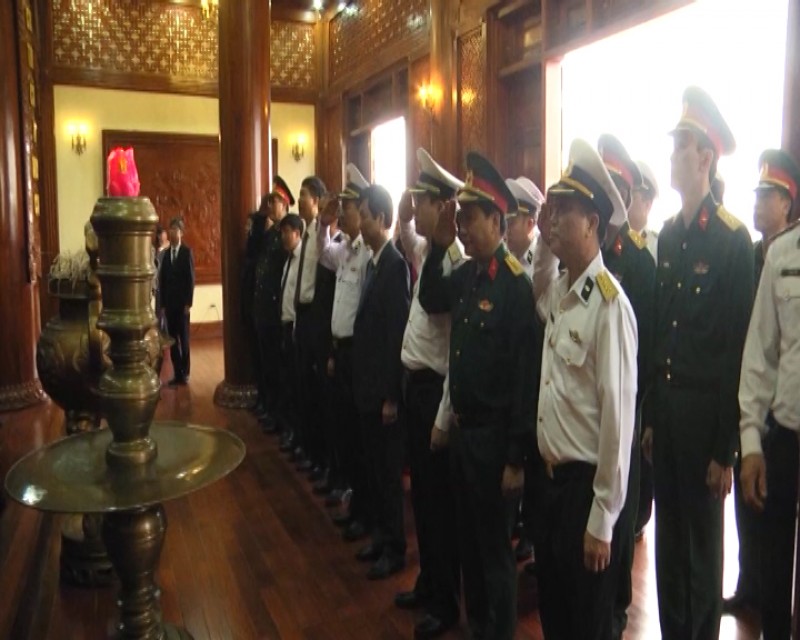 Đoàn đại biểu tỉnh Yên Bái và Quân chủng Hải quân dâng hương tại Khu tưởng niệm Chủ tịch Hồ Chí Minh và viếng Nghĩa trang Liệt sỹ tỉnh