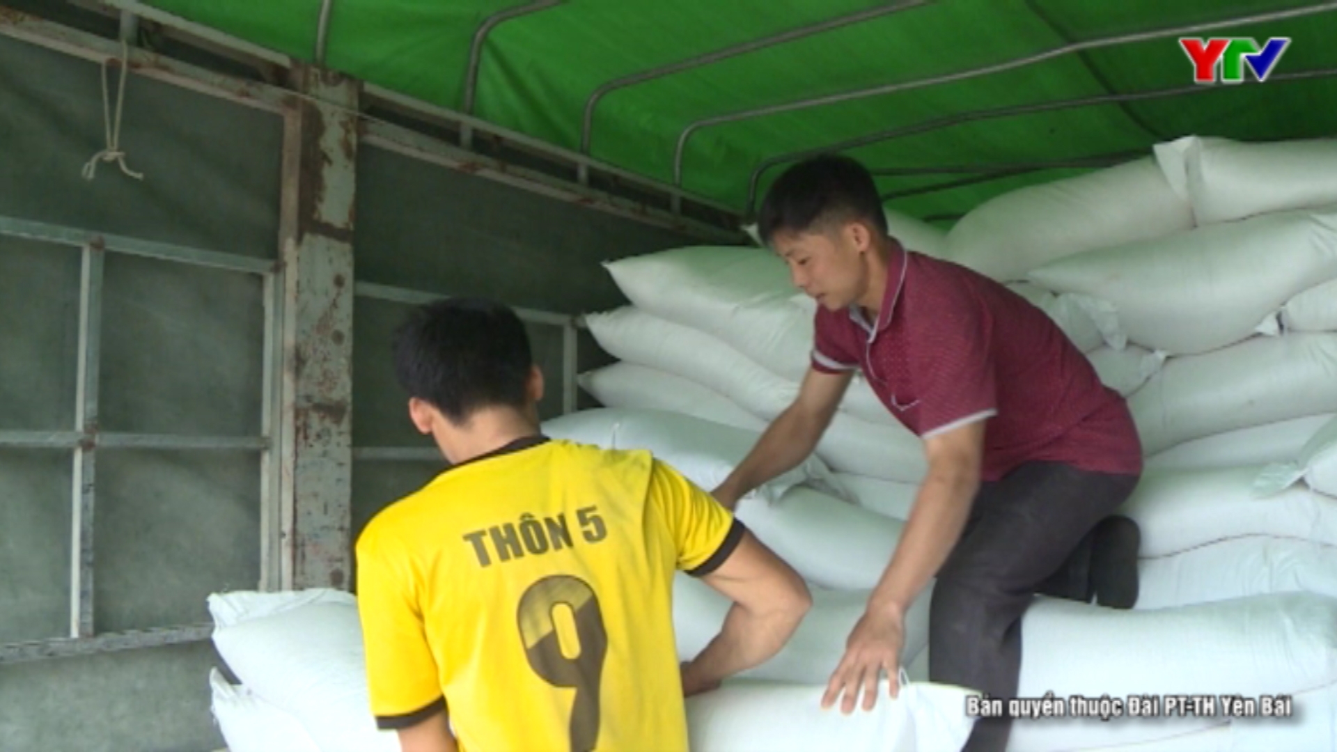 Lục Yên tiếp nhận 175 tấn gạo hỗ trợ học sinh vùng khó khăn