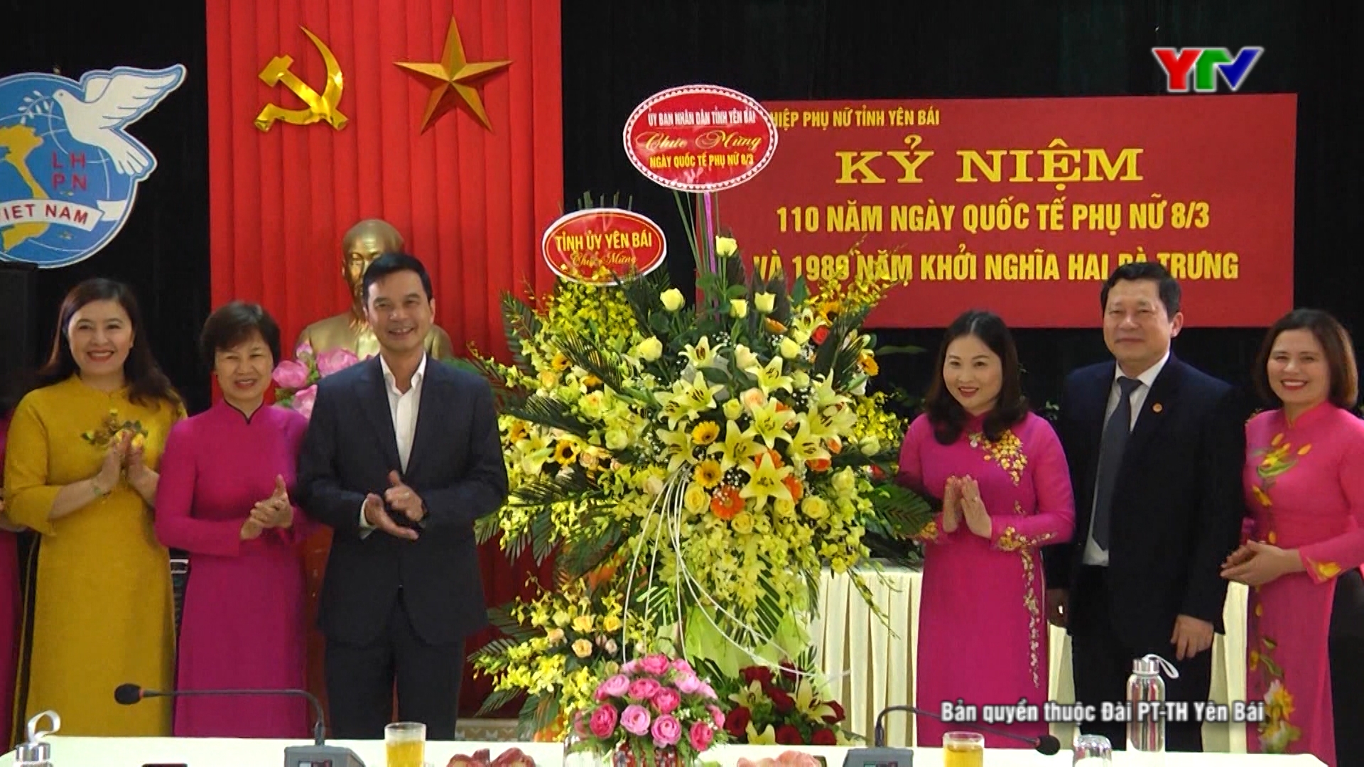 Đồng chí Phó Chủ tịch UBND tỉnh Dương Văn Tiến chúc mừng Hội LHPN tỉnh nhân Ngày Quốc tế phụ nữ