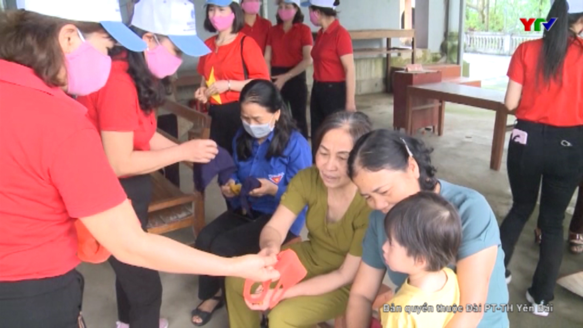 CLB Khiêu vũ thể thao thị trấn Mậu A ( huyện Văn Yên) may hàng ngàn chiếc khẩu trang vải, phát miễn phí cho người dân