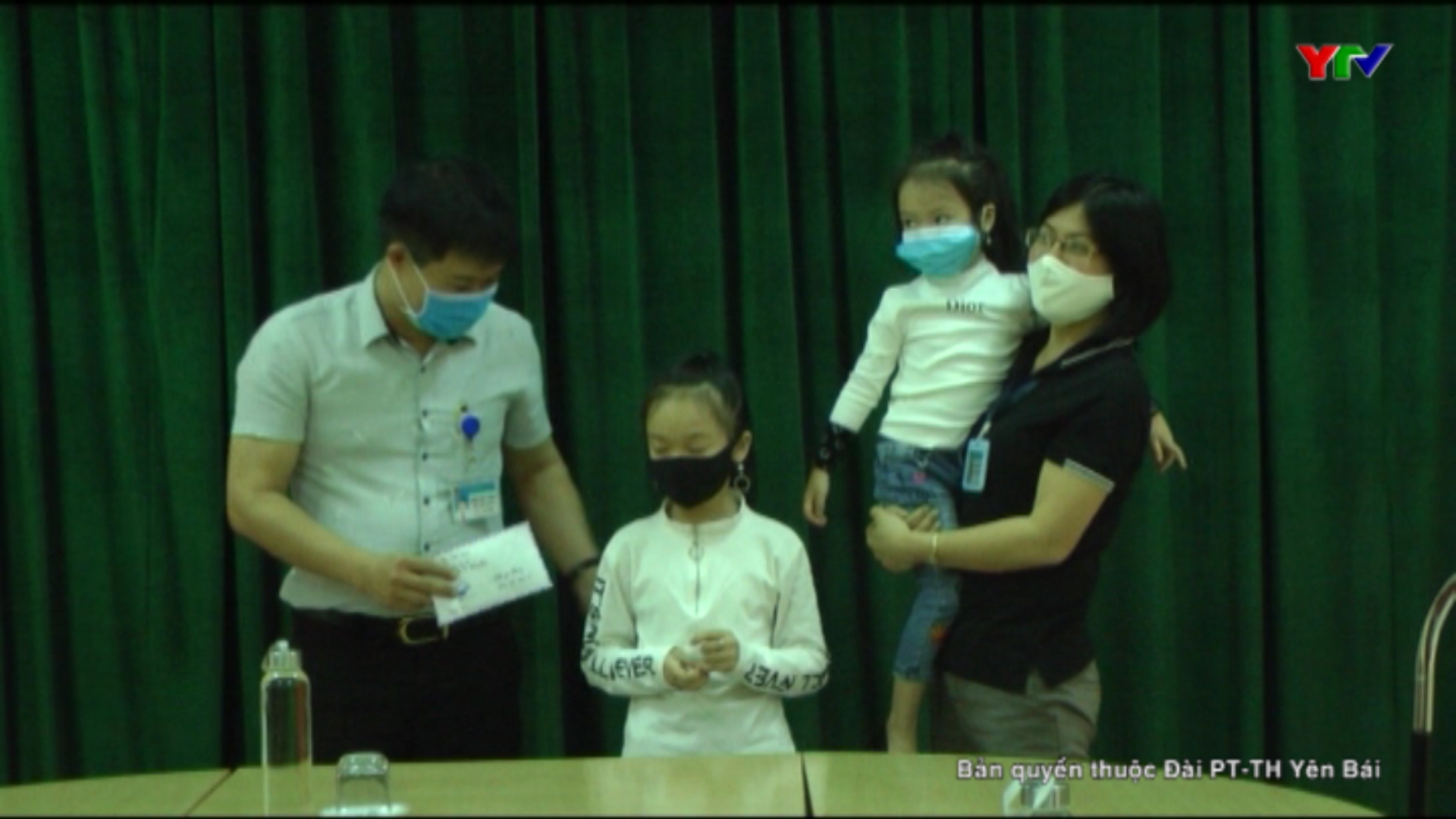 Thành phố Yên Bái: Hai học sinh mổ lợn đất ủng hộ “Quỹ phòng chống dịch COVID-19