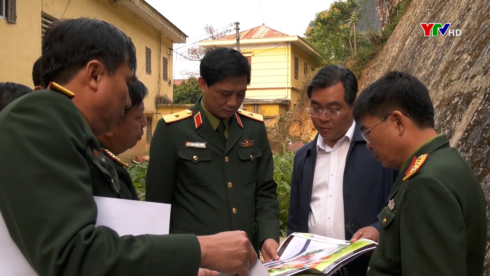 Thiếu tướng Phạm Hồng Chương - Tư lệnh Quân khu 2 làm việc tại huyện Mù Cang Chải.
