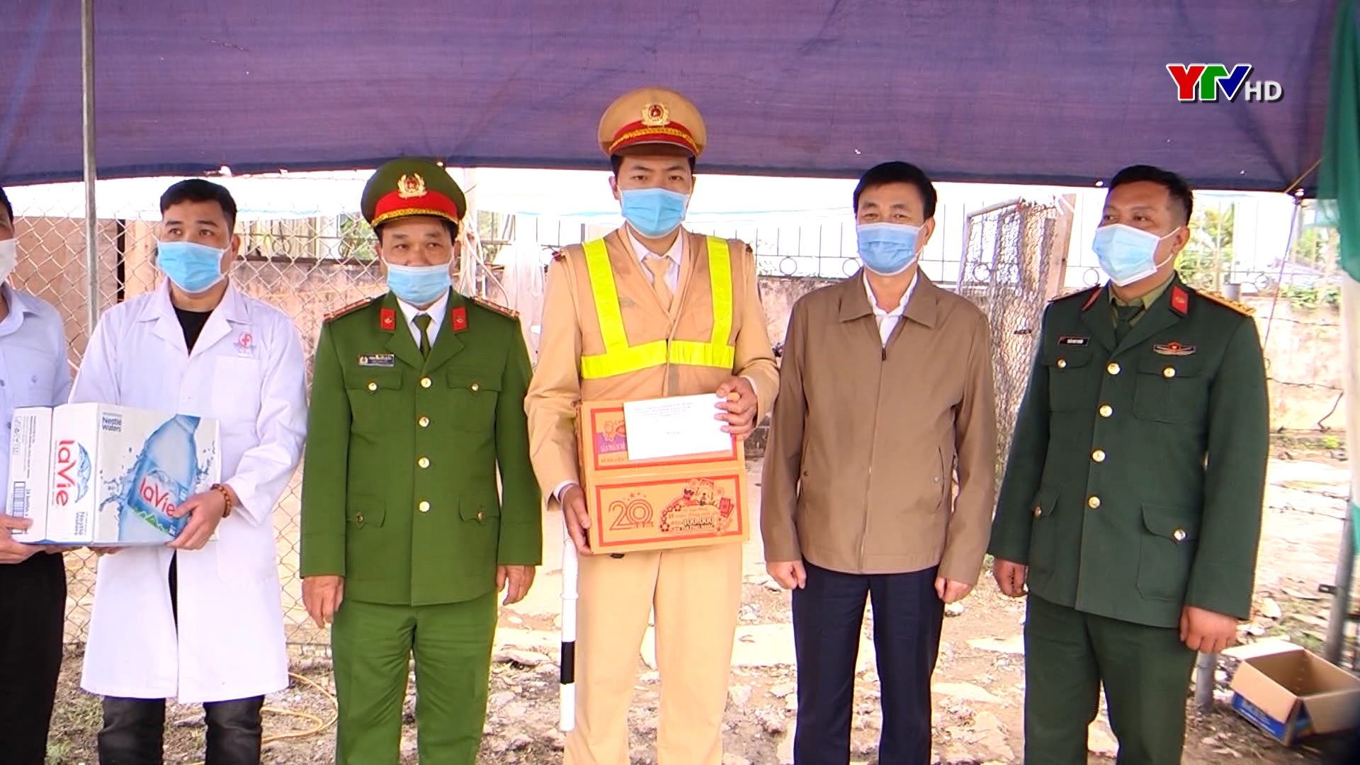 Đồng chí Nguyễn Chiến Thắng - Phó Chủ tịch UBND tỉnh động viên lực lượng làm nhiệm vụ tại các chốt kiểm dịch y tế ở Văn Yên