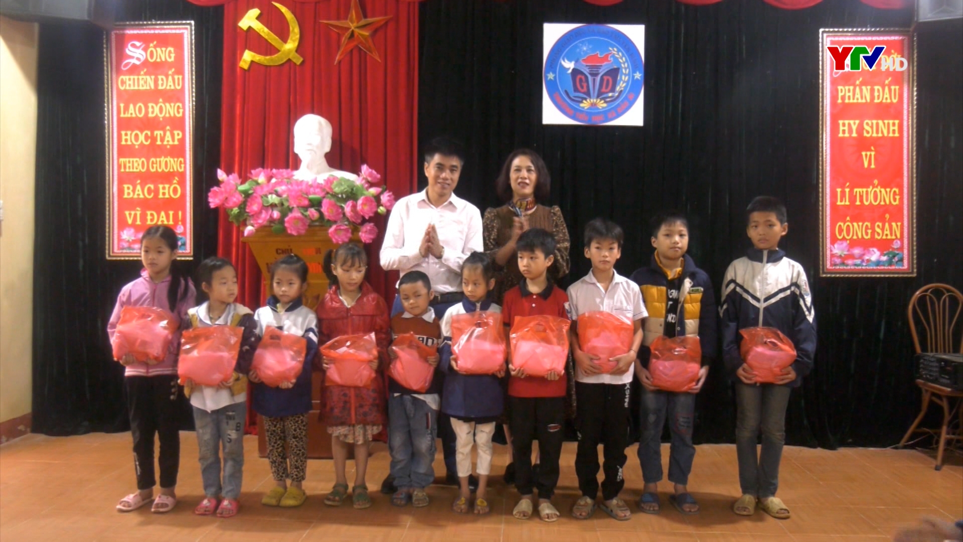 Hoạt động tặng quà cho học sinh có hoàn cảnh đặc biệt khó khăn của xã Bảo Ái, huyện Yên Bình