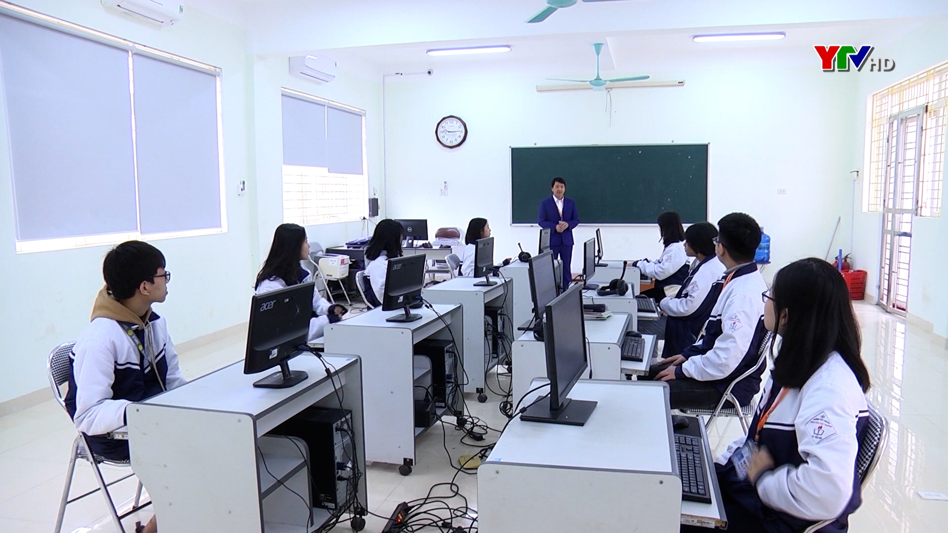 100% cán bộ, giáo viên Trường THPT Chuyên Nguyễn Tất Thành có trình độ đạt chuẩn