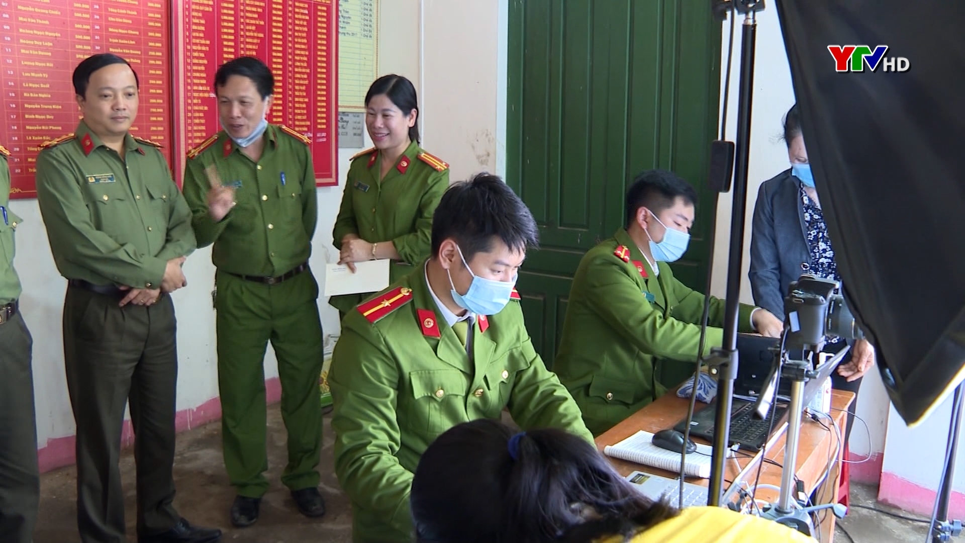 Đại tá Đặng Hồng Đức - Giám đốc Công an tỉnh kiểm tra việc cấp thẻ căn cước công dân tại huyện Yên Bình