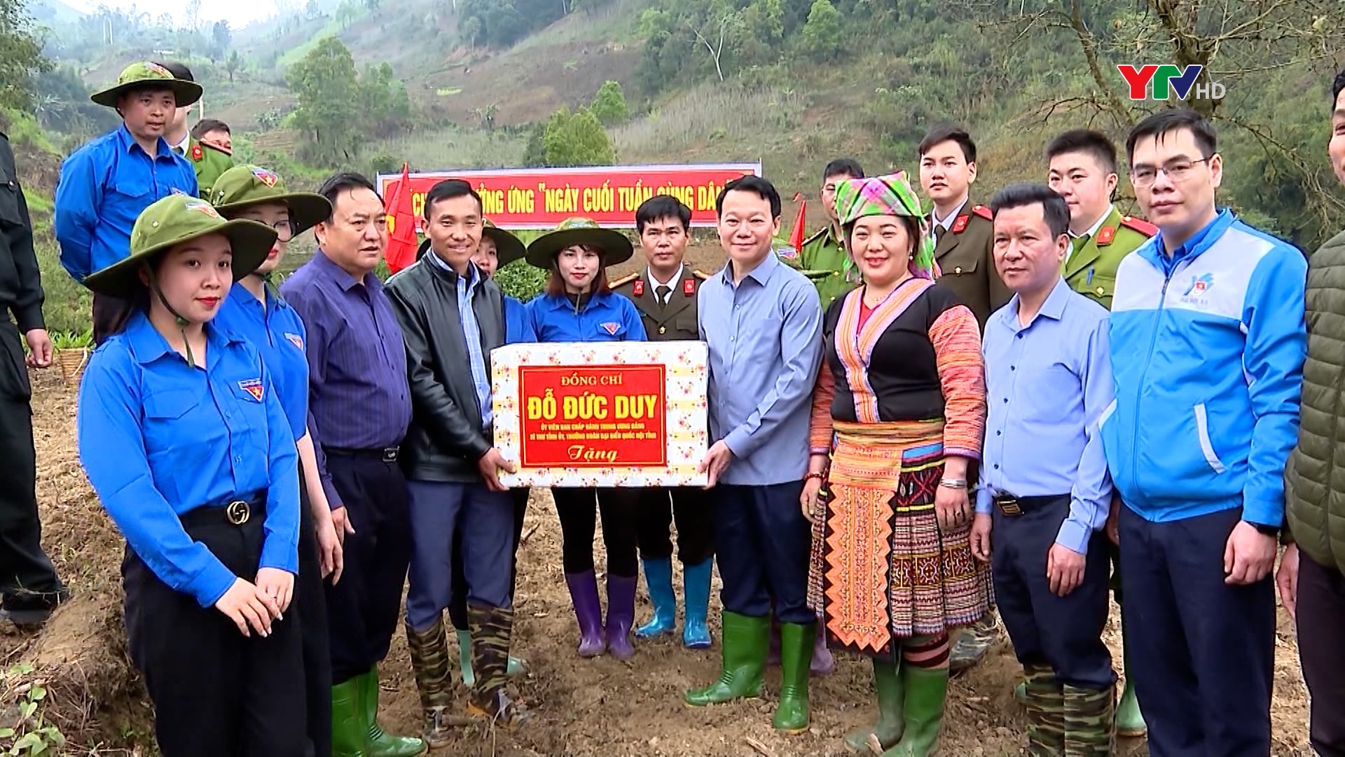Đồng chí Bí thư Tỉnh ủy Đỗ Đức Duy trồng cây khoai sọ cùng đồng bào Mông xã Bản Mù, huyện Trạm Tấu