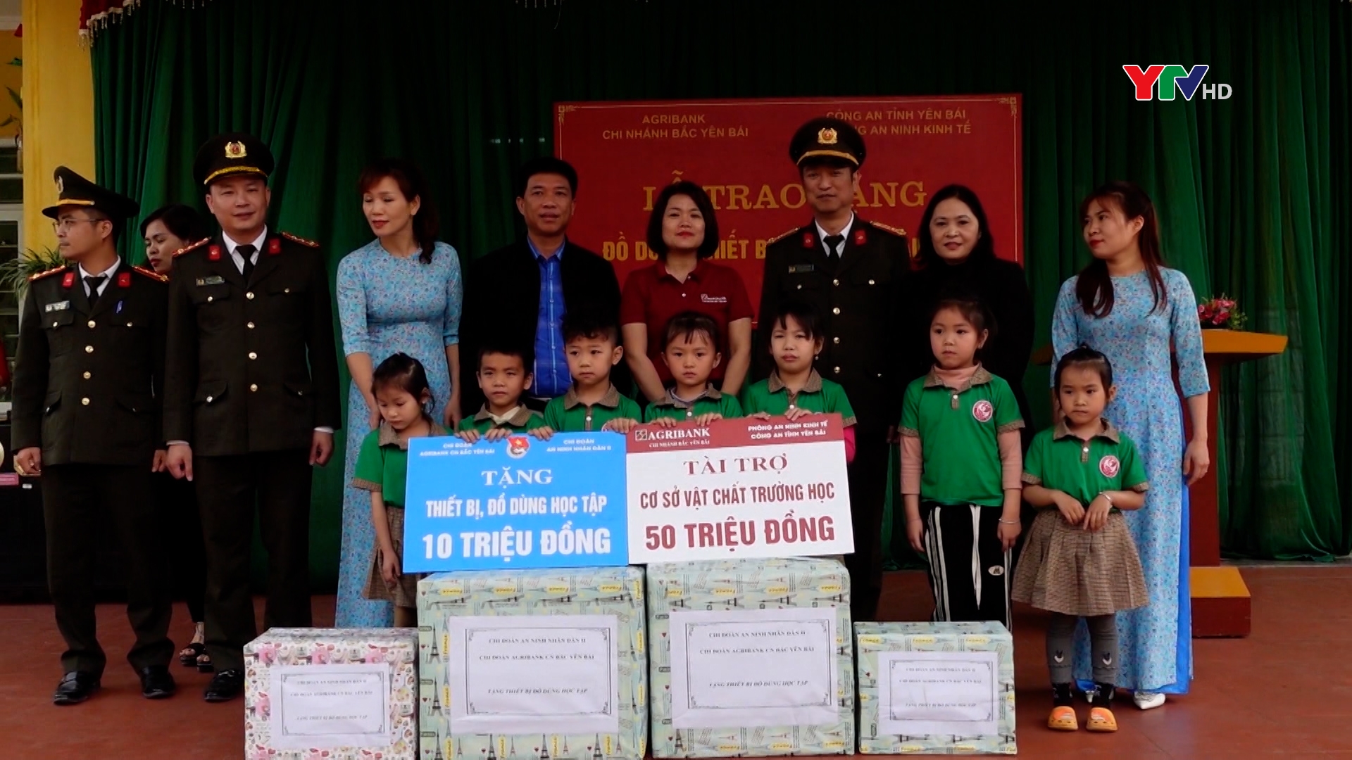 Trao tặng trang thiết bị dạy và học cho Trường Mầm non xã An Phú, huyện Lục Yên