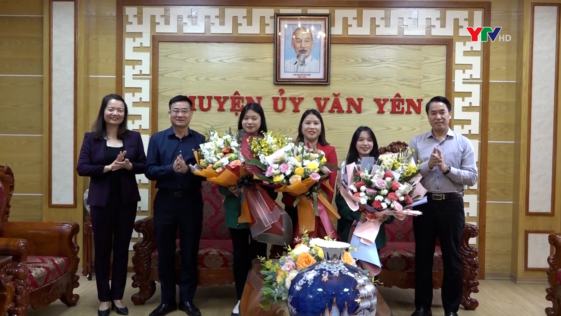 Văn Yên gặp mặt học sinh đạt giải, giáo viên có học sinh đạt giải trong Kỳ thi chọn học sinh giỏi quốc gia năm học 2022-2023
