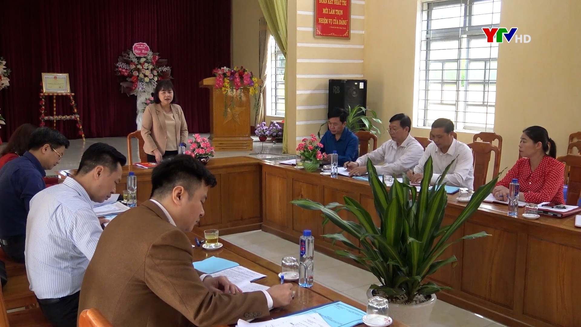 Đồng chí Phó Chủ tịch HĐND tỉnh Hoàng Thị Thanh Bình kiểm tra hoạt động HĐND tại xã Phong Dụ Hạ và xã Xuân Tầm, huyện Văn Yên