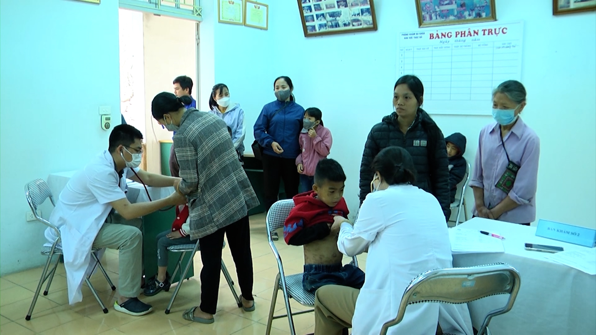 Khám, sàng lọc và tư vấn cho trên 200 trẻ khuyết tật huyện Yên Bình