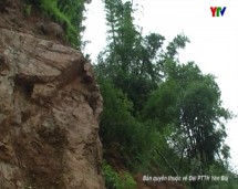 Huyện Trạm Tấu xảy ra mưa lớn gây sạt lở đất trên tuyến tỉnh lộ 174