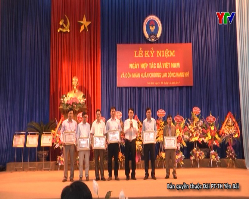Liên minh HTX tỉnh Yên Bái đón nhận Huân chương Lao động hạng Nhì